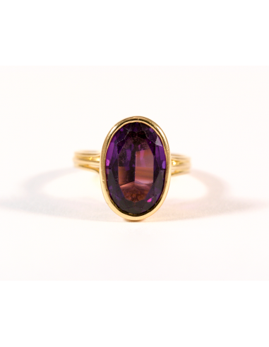 Bague or jaune et pierre violette ovale sur monture ajourée pour bénéficier 